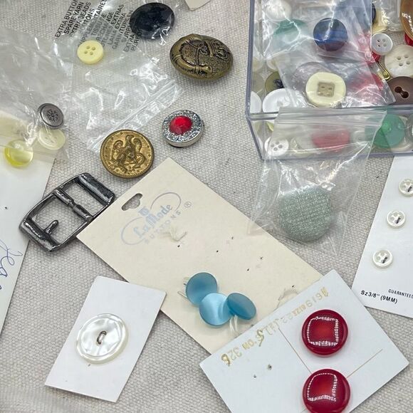 Vintage Mixed Lot of Clothing Coat Buttons in Clear Box - Picture 7 of 16